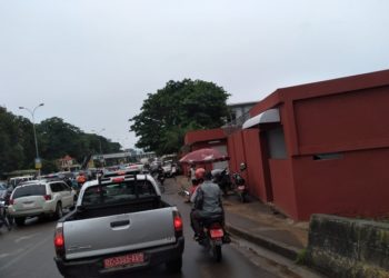 Urgent: l’accès à la ville de Conakry bloqué par une manifestation de citoyens en colère