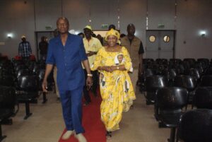 MARIAMA ″SOGUIPAH″ CAMARA, HÉROINE INCONTESTÉE DES ALPHAÏSTES POUR LA VICTOIRE DU 18 OCTOBRE 2020 ! Après avoir marqué à jamais la vie des braves et laborieuses populations de la Guinée Forestière à travers le rayonnement de l’une des rares performances reconnues à la deuxième République, la voici encore, porte-étendard des Alphaïstes convaincus ! ceci force vraiment l’admiration et le respect. En effet, désignée caution morale de l’un des plus puissants mouvements de soutien à la candidature du PRAC cette année 2020, son hyperactivité dans la mobilisation et la persuasion des indécis sur le terrain en Basse - Guinée avec le jet de l’éponge par le pauvre leader de l’UFR à bout de souffle fait d’elle l’héroïne incontestée. Sidya Touré comme il s’agit de lui, appauvrit et surtout effondré moralement par la disparition tragique de son plus grand bailleur et protecteur Mamadi DIANÈ à Abidjan cette année, a dû laissé un vrai vide qui a été très vite comblé par sa clairvoyance et son dynamisme. Cette grande dame au cœur de lionne et à la tendresse d’une antilope, fait briller tout ce qu’elle touche et a toujours éblouis son environnement par la force de son caractère et son bon aloi qui lui a toujours garanti le succès. Enfant et épouse bénie, cette Princesse adoubée du Grand Morriah, vient de se révéler, incontestablement en Guinée Maritime, comme l’artisane cinq (05) étoiles du ″coup fatal″ (en référence à la retraite politique annoncée du leader de l’opposition radicale) en voie d’exécution. De l’agriculture à la politique, elle a toujours su garder sa qualité intrinsèque « d’As ». Aujourd’hui, se serait un crime de lèse-majesté de vouloir passer sous silence, la contribution inestimable et l’apport particulier de cette grande Amazone au rayonnement du CHANGEMENT si cher au Professeur Alpha Condé, au RPG Arc-en-ciel et à l’ensemble des alliés ( partis politiques, Associations et mouvements de soutien) regroupés au sein de la grande CODECC. Son passé reflète toujours, cet îlot de positivité ou l’un des rares oasis de performances qui a caractérisé l’ère d’un militaire au pouvoir, le feu General Président CONTÉ (paix à son âme), grand patriote et nationaliste devant l’éternel, mais qui, malheureusement fut désabusé au soir de sa vie en comprenant toute la malice, la cupidité et la prédation entretenue par une clique de cadres véreux, en laquelle il plaça toute sa confiance. Reconnaissons et célébrons les meilleurs parmi nous de leur vivant. Les jeunes de Guinée, doivent prendre cette administratrice hors-pair pour référence et modèle ! Des signes tangibles et évidents de la victoire certaine de son candidat le PRAC, se dessinent ostensiblement à l’horizon et tant mieux pour elle et toute son équipe. En entendant le sacre, merci Madame la Ministre pour tous vos nobles et louables efforts pour la continuité du CHANGEMENT ! Conakry, le 16 octobre 2020 Mohamed