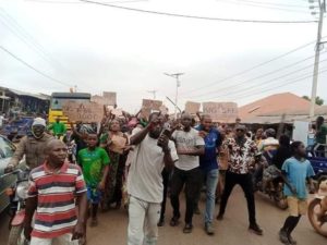 Manque d'eau et d'électricité: Kissidougou aussi dans la rue pour protester (Images)