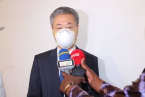 Conakry, le 26 février 2021 - Le Gouvernement de la République populaire de Chine vient d’annuler une dette de la Guinée contractée en 2005. La signature de l’Accord de Coopération Économique et Technique entre les deux Gouvernements a eu lieu ce jeudi au Ministère des Affaires Étrangères et des Guinéens de l’Étranger, « quelques semaines après une rencontre virtuelle du G20, portant sur un mécanisme d’allégement de la dette des pays » en voie de développement. Une dette de 23 millions de dollars annulée par la Chine, mais pas seulement. « Aujourd’hui, le Ministre Khalil et moi avons signé deux accords, consistant respectivement à annuler un prêt contracté par la Guinée en 2005 et à accorder une assistance non remboursable destinée à la réalisation de projets convenus par nos deux pays, pour aider la Guinée à atténuer l’impact de la crise sanitaire liée au Coronavirus et à Ebola sur l’économie guinéenne », a déclaré S.E.M. Huang WEI, Ambassadeur de la République populaire de Chine en Guinée. Cette assistance s’élève à une valeur de près de 11 millions de dollars et « sera utilisée pour la réalisation de projets à impacts sociaux » a précisé S.E. Dr. Ibrahima Khalil KABA, qui a annoncé l’arrivée, de la Chine, d’une importante quantité de vaccins dans les jours à venir. « Il est question aussi de vaccins contre la covid-19. Nous attendons 200 mille vaccins donnés par la République populaire de Chine. Et ces vaccins devraient arriver à Conakry le lundi 1er Mars dans l’après-midi. Nous remercions l’Ambassadeur pour les efforts qui ont été faits dans ce sens ». Transmis par la Cellule de Communication du Gouvernement -- La Cellule de Communication du Gouvernement