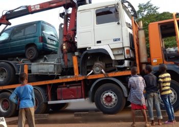 T5 : un camion roulant à une heure indue, détache des fils électriques