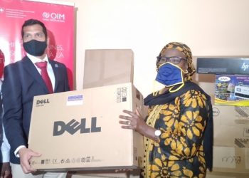 Lutte contre la migration irrégulière : l'OIM offre des équipements de bureau à six directions communales de jeunes