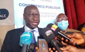 A Conakry, le vice-président de la Banque Mondiale pour l’Afrique de l'Ouest et du Centre confère avec des étudiants