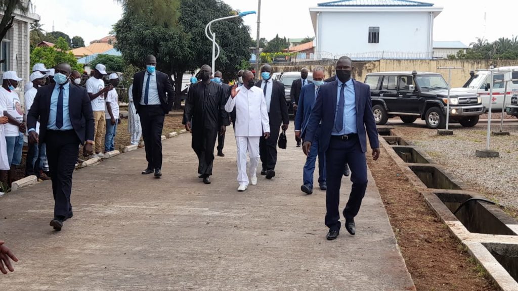 Alpha Condé assiste "sans mot" à la levée du corps de la fille du Premier ministre