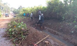 Faranah: les jeunes du quartier Abattoir1 lancent des opérations d'assainissement des lieux publics