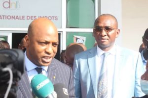 La Direction Générale des Impôts a reçu ce mardi 09 novembre 2021 Monsieur le Ministre du Budget Moussa Cissé. Cette visite s'inscrit en droite ligne dans sa tournée de prise de contact avec les services relevant de son département mais également donner les directives de la gouvernance fiscale conformément à sa lettre de mission. Tout en félicitant son hôte de marque pour la confiance portée sur sa personne pour prendre la tête du département du Budget , le Directeur Général des Impôts Camara Aboubacar Makissa a dressé le tableau de la mobilisation des recettes fiscales au compte du contrat de performance qui se chiffre à 84% de réalisation. L'initiateur des réformes audacieuses a sollicité l'accompagnement des autorités pour surmonter les difficultés qui portent un coup dur à la mobilisation des recettes notamment le rapatriement du patrimoine foncier dans le répertoire de la DGI et la mise à disposition des moyens pour poursuivre les réformes enclenchées depuis 2016. En réponse, le Ministre a salué les efforts déjà consentis par la Direction avant d'inviter les cadres à resserrer les rangs autour de sa hiérarchie pour l'attente des objectifs à 100%. Moussa Cissé a également mis l'occasion à profit pour décliner la charpente de ses priorités qui culmine autour de la refondation de l'Etat souhaité par son Excellence Monsieur le Président Colonel Mamadi Doumbouya. Pour lui, les recettes douanières et fiscales constituent l'épine dorsale du fonctionnement de la République d'où la nécessité de redoubler les efforts pour trouver des poches de recettes afin d'élargir l'assiette fiscale. Service de Communication de la DGI