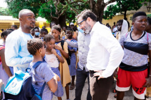 Fondation SMB-‘’Foot For Change’’: le Directeur Général de la SMB accueilli par les 70 filles scolarisées de Koumandian Kéita