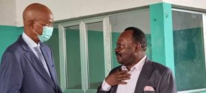 Jean Marc Telliano pose avec Dalein au QG de l'UFDG