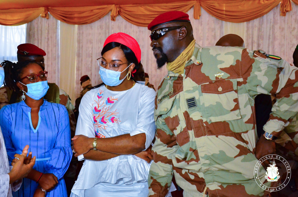 Col. Doumbouya rencontre la presse et met en garde: "liberté oui mais désordre non"