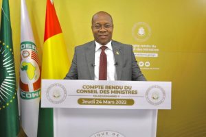 COMPTE RENDU DU CONSEIL DES MINISTRES DU JEUDI 24 MARS 2022 La Session Ordinaire du Conseil des Ministres s’est tenue ce jeudi 24 Mars 2022 de 10H à 12H, sous la haute autorité de son Excellence Monsieur le Président du CNRD, Président de la Transition, Chef de l’État, Chef Suprême des Armées, le Colonel Mamadi DOUMBOUYA. Les points suivants étaient inscrits à l’ordre du jour : I. MESSAGE DE SON EXCELLENCE MONSIEUR LE PRÉSIDENT DE LA TRANSITION II. COMMUNICATIONS III. DÉCISIONS ET RECOMMANDATIONS IV. DIVERS. I. MESSAGE DE SON EXCELLENCE MONSIEUR LE PRÉSIDENT DE LA TRANSITION Le Président de la Transition, Chef de l’État a réitéré toute l’importance qu’il accorde à la pleine réussite des Assises Nationales qui ont effectivement démarré le mardi 22 mars 2022 et qui prendront fin le 29 avril 2022 sur toute l’étendue du territoire national et à l’extérieur du pays. Il convient de rappeler que le Chef de l’État a bien voulu confier l’organisation de ces importantes concertations au Premier Ministre, Chef du Gouvernement et plus largement au Gouvernement. Le Chef de l’État a invité le Chef du Gouvernement à mettre en place le Comité National des Assises (CNA) tel qu’il a annoncé dans son discours lors de l’ouverture officielle des assises. II. COMMUNICATIONS Le Premier Ministre a essentiellement axé sa communication sur l’organisation et le déroulement des Assises Nationales. Il a rappelé que l’objectif principal est de les réussir en restant dans la vision du Chef de l’État. Pour ce faire, il a indiqué les préalables suivants : être organisé, structuré, avoir les moyens et y mettre le cœur pour aboutir au meilleur résultat. Le Chef du Gouvernement a félicité le Ministre de l’Aménagement du Territoire et de la Décentralisation pour la bonne organisation de la cérémonie d’ouverture. Le Ministre de l’Administration du Territoire et de la Décentralisation a fait une communication relative au déroulement des Assises Nationales Le Ministre a informé le Conseil du déroulé du programme d’organisation des assises nationales. Le Ministre de l’Industrie, du Commerce et des Petites et Moyennes Entreprises a fait une communication relative à la structure des prix et aux mesures de soulagement prises par le Gouvernement pour atténuer l’augmentation des prix des denrées de première nécessité. Le Ministre a informé le Conseil que le commerce mondial continue d’enregistrer des tensions sur les marchés internationaux. Il a également souligné la volatilité des prix des denrées de grande consommation en raison de la pandémie de Covid-19 qui perdure, des crises politiques et des dérèglements climatiques. Le Ministre a porté à la connaissance du Conseil, qu’après concertation avec la nouvelle Chambre de commerce, d’industrie et d’artisanat, les opérateurs économiques se sont engagés à accompagner le Gouvernement dans sa volonté manifeste de stabiliser les prix des denrées et autres produits de grande consommation. Le Ministre du Budget a fait une communication relative à l’Initiative Présidentielle visant à soulager les ménages pendant le Carême et en prélude au Ramadan. Le Ministre du Budget a expliqué au Conseil, que le Ministère en charge du commerce et le Ministère du Budget, en collaboration avec la Chambre de Commerce, de l’Industrie et de l’Artisanat de Guinée, fixeront dans un protocole d’accord, le prix de vente de ces produits subventionnés et autres. III. DÉCISIONS ET RECOMMANDATIONS Le Conseil a décidé : ⦁ La finalisation de la mise en place du Comité National des Assises (CNA) dans les plus brefs délais. ⦁ La mise en place au sein du Gouvernement d’un comité interministériel restreint et d’un comité technique de suivi quotidien des activités des Assises. ⦁ La définition et la mise en place d’une stratégie de communication gouvernementale sous la conduite du Porte-parole du Gouvernement. ⦁ L’interdiction de la réexportation des produits de première nécessité bénéficiant d’allègements fiscaux de l’État Guinéen. Ces produits sont : le riz, le sucre, la farine de blé, le blé, les huiles végétales, la tomate, le lait et l’oignon. Ces dispositions ne concernent pas les biens transitant par le port de Conakry pour le Mali ; ⦁ L’obtention d’une autorisation préalable du Ministère du Commerce, de l’Industrie et des PME pour l’exportation des produits vivriers locaux ; ⦁ La stabilité des prix de l’eau, de l’électricité et du gaz domestique pendant toute la période ; ⦁ La limitation à trois mois de loyer de l’avance à verser aux propriétaires pour les locations à usage d’habitation. ⦁ La baisse, sans délai, des droits de douane sur certains produits essentiels dont le Riz et le Sucre de consommation. ⦁ La mise en place d’un comité de veille composé des membres la Chambre de commerce, d’Industrie et d’artisanat et de représentants du Ministère du Commerce, de l’Industrie et des PME pour suivre l’application de ces différentes mesures. Un communiqué conjoint des Ministères du Commerce et du Budget sera publié dans les plus brefs délais. Concernant l’exercice par l’État du droit de transport des produits miniers, et conformément aux dispositions de l’Article 137 du Code minier, l’État décide d’exercer le droit de transport maritime de 50% de la production de toutes les sociétés minières en phase de production et d’exportation à compter de la date du présent communiqué. L’État exercera ce droit soit directement, soit par l’intermédiaire de toute autre entité agissant en son nom. L’exercice et la mise en œuvre de ce droit se feront conformément aux meilleures pratiques internationales comme stipulées dans le Code Minier. Concernant, l’exercice par l’État du droit de commercialisation et du droit de préemption et conformément aux dispositions de l’Article 138-I, l’État va poursuivre l’exercice de son droit de commercialisation à travers la SOGUIPAMI avec les sociétés dans lesquelles il détient des participations au capital. Ce droit de commercialisation sera exercé avec effet rétroactif, pour les sociétés minières en production mais, dont les cessions d’action en faveur de l’État ne sont pas encore faites. En application de 138-II du Code minier, l’État se réserve la possibilité d’exercer le droit de préemption sur la production des sociétés, chaque fois qu’il le jugera utile. Pour la mise en œuvre de ces décisions, le Ministère des Mines et de la Géologie procédera dans les prochains jours au recensement du niveau de mise en œuvre de ces droits par les sociétés minières tout en accélérant le transfert des parts de l’État dans les nouvelles sociétés. IV. DIVERS Au titre des Divers : Le Ministre de la Sécurité a informé le Conseil des spéculations entretenues par endroit relatives au prix du carburant. A ce sujet le conseil a recommandé le renforcement par le département des mesures déjà existantes. Le Ministre Directeur de Cabinet a rappelé qu’il convient de s’aligner sur le prix du marché en ce qui concerne notamment les miniers. Le Ministre de la Défense a rappelé les conséquences de la crise en Ukraine sur l’économie Guinéenne. Le Premier Ministre a informé de l’existence d’un comité de stratégie sur Ukraine qui travaille sur la question en synergie avec le ministère des mines La même préoccupation a été soulevée par Madame la Ministre de la Pêche concernant l’augmentation du prix du baril du pétrole et les conséquences collatérales sur l’approvisionnement des poissons et l’éventuelle spéculation de leurs prix par certaines mareyeuses. Conakry, le 24 mars 2022 Ousmane Gaoual DIALLO, Ministre de l’Urbanisme, de l’Habitat et de l’Aménagement du Territoire, Porte-Parole du Gouvernement. Transmis par la Cellule de Communication du Gouvernement.