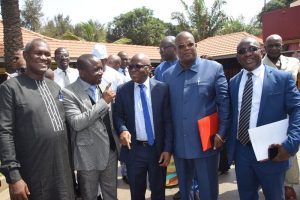 Conditions de travail: le gouvernement, le patronat et les syndicats entament de nouvelles discussions