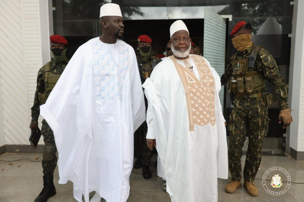 Aïd el-fitr: le Col. Doumbouya prie au Palais et rend visite à un ministre (Images)
