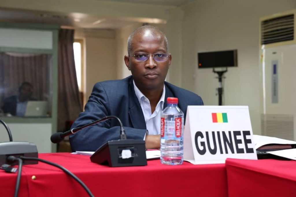 Le DG du Port Autonome de Conakry et plusieurs autres dans le viseur de l’Agent judiciaire de l’Etat Considérant que la rétention desdits dossiers ne peut avoir d’autres explications que l’intention manifeste de certains cadres de notre administration qui ne veulent pas rompre avec les anciennes pratiques de corruption, de détournement de deniers publics et d’enrichissement illicite, d’agir dans leur intérêt personnel, l’Agent judiciaire de l’Etat a individuellement adressé des courriers à des responsables d’entités visées. IL s’agit notamment des Directeurs Généraux des Impôts, de la Société Navale, du Port Autonome de Conakry. Ci-joint le courrier adressé au Directeur Général du Port Autonome de Conakry, publié avant nous par nos confrères d’Africaguinee.