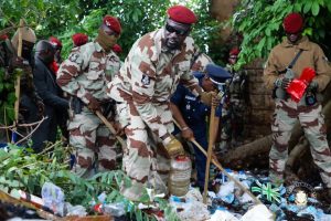 Salubrité Publique : le Colonel Mamadi Doumbouya sur le terrain pour participer à l'assainissement