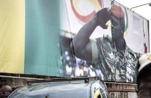 Portraits géants de Doumbouya partout: "C'est de cette manière que commence le culte de la personnalité" (Sékou Koundouno)