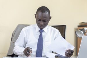 Médias : vers la mise en place d'un organe d'auto-régulation Il s’agissait non seulement de tirer les leçons par rapport aux démarches entreprises par les associations de presse mais aussi de créer un rapprochement entre les professionnels de la presse afin de procéder à la mise en place d'un organe d'auto-régulation. Ceci permettra de régler tous les problèmes internes et tous les dérapages des journalistes dans l'exercice de leur métier. Et, cela aussi va aider à rétablir de bons rapports entre les autorités et les médias pour pouvoir résoudre toutes les difficultés que la presse guinéenne rencontre quotidiennement. Dans son intervention ce lundi soir dans l'émission "On refait le monde" sur Djoma média, le Président du Réseau des Médias sur Internet en Guinée (REMIGUI) en même temps premier vice-président du Conseil d'administration de la maison de la presse, a largement expliqué le contenu de cette rencontre. D'après Thierno Amadou Camara communément appelé M’Bonet, il était question de se retrouver de faire le bilan de toutes les actions qu'ils ont eu à faire pendant six (6) mois de brouillage des ondes. «Il était très important de se réunir après six mois de négociations, de discussions pour trouver des solutions à trois problèmes à savoir, le brouillage de certains médias, le retrait d’autres des canaux de diffusion, mais aussi la restriction qui a été imposée à certains sites d'information. Alors il était question de se retrouver, faire le bilan, tirer les leçons par rapport à toutes les démarches qu'on a eu à faire à savoir les discussions et les échanges que nous, en tant qu'associations de la presse, nous avons eu avec les autorités de la place mais aussi avec les partenaires bi et multilatéraux de la Guinée. Et, de l'autre côté, la démarche qui été celle de syndicat qui a consisté à organiser une journée sans presse, organiser d'autres actions de ce genre qui ont d'ailleurs entre guillemets conduit le secrétaire général du Syndicat en prison. Faire donc les points sur l'ensemble de ces démarches là jusqu'où nous avons pu mener le combat, qu'est-ce qu'il faut pour aller au bout de trouver solutions à tout ce qui se passe», a-t-il expliqué. Et d’ajouter : «Il y a des propositions qui ont été faites dans ce sens. Malheureusement, n'ayant pas pu épuiser l'ensemble des points aujourd'hui, n'ayant pas pu avoir le consensus nécessaire autour des thèmes principaux. Nous avons quand même fait un constat : Il fallait saluer la mobilisation qui a eu de tout le monde autour des sujets en répondant à l'appel du président du conseil d'administration de la maison de la presse. Nous avons aussi fait le constat de l'adhésion de tout le monde au mot d'ordre qui consiste à continuer à discuter avec les autorités pour trouver la solution. Et nous avons accepté d'observer deux à trois jours de temps pour certains responsables de pouvoir partager l'ensemble de ce qu'on s’est dit avec leurs bases de manière à revenir et avoir une plus grande adhésion aux décisions que nous prenons, donc c'était une rencontre salutaire», a fait savoir le vice-président du conseil d'administration de la MDPG. Plus loin, Thierno Amadou M'Bonet Camara a également précisé que «c'est nous qui avons fait le pas vers ces autorités, à savoir la Haute autorité de la communication (HAC) et aussi le Premier ministre tout dernièrement. C'est un ouf de soulagement pour nous de voir que le Premier ministre se déplace avec certains membres de son cabinet mais aussi son ministre de l'Information et de la Communication pour aller voir la Haute autorité de la communication et discuter de cette question. Et de l'autre côté nous avons aussi l'obligation de nous bouger parce que dans la dynamique qui est engagée avec le Premier ministre, avec les autorités, c'était que de part et d’autre il devait y avoir des efforts pour parvenir à une normalisation des relations avec nos autorités. Nous, l'engagement que nous avons pris nous sommes obligés de le remplir de toutes les façons. C'est qu’il y a quand même dans nos rangs aussi des problèmes à régler. Alors sans discriminer un média ou un journaliste, nous avons décidé à notre niveau de proposer aux autorités de mettre en place un organe d'auto-régulation. À date nous devons le faire, mettre en place l’auto-régulation mais nous ne pouvons pas aller à la mise en place d’une structure d’auto-régulation sans que nous ne réussissons pas d'abord à faire en sorte que toutes les voies dissonantes au niveau de la presse conjuguent le même verbe», a déclaré le président du REMIGUI, Thierno Amadou M'Bonet Camara. Aboubacar Gomba Camara