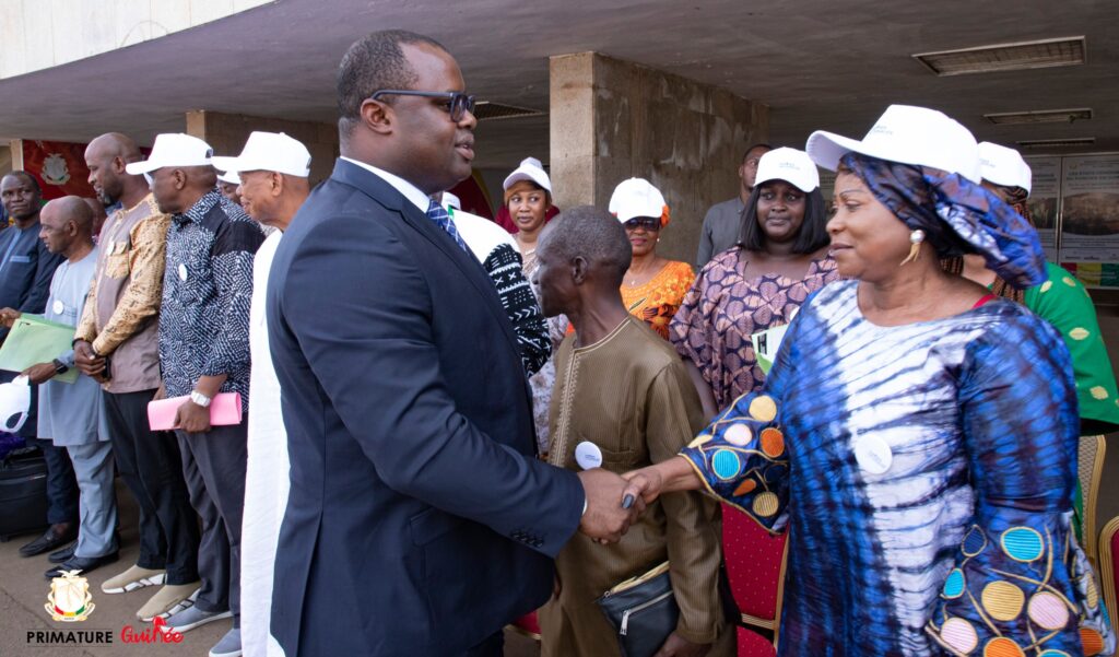 Recommandations des assises nationales : le Premier ministre Dr Bernard Goumou préside le départ des membres vulgarisateurs