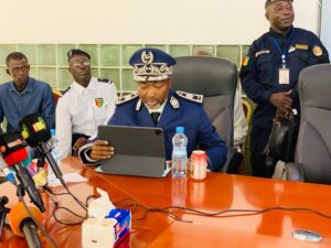 Ministère de la Sécurité et de la Protection civile: le nouvel Inspecteur général prend fonction et fixe un nouveau cap Après avoir exprimé sa gratitude au président de la transition, le colonel Mamadi Doumbouya, le nouvel inspecteur général a particulièrement fixé le cap qu’il compte atteindre. Le contrôleur général Mamadouba Camara est bien conscient que «pour beaucoup de nos concitoyens, l’insécurité a pris une place insidieuse dans la vie quotidienne, mais il n’y a rien d’inéluctable». C’est pourquoi, s’adressant aux cadres et autres membre du personnel de police et de protection civile, le nouvel inspecteur général déclare : «nous avons tous, collectivement, la responsabilité d’agir. Nous devons entendre les attentes, l’urgence que ne manquent pas d’exprimer nos concitoyens s’agissant de leur sécurité et de leur tranquillité». Dans le même discours, le nouvel inspecteur général des services de police et de protection civile n’a pas manqué d’appeler à unir les efforts faces aux défis. Car, pour lui, «nous devons être bien conscients que le combat contre la violence, les trafics, la criminalité organisée, la délinquance, les cambriolages, contre tout ce qui mine notre pacte social ne peut se gagner que grâce à la méthode, à la persévérance, à l’obstination». A noter que la nomination de Mamadouba Camara est perçu par le Secrétaire général du département comme une occasion de réhabiliter l’inspection général des services de police et de protection civile qui a un grand rôle à jouer dans la qualification des prestation des services de police et d protection civile.