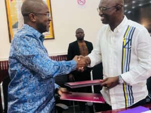Electrification de Kamsar et villages environnants: la CBG signe un chèque de cinq millions de dollars pour EDG