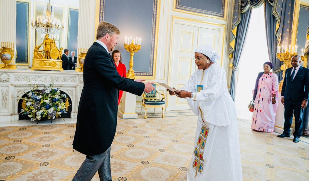 Diplomatie: l’Ambassadeur de la Guinée au Benelux présente ses lettres de Créances au Roi des Pays-Bas