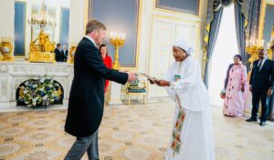 Diplomatie: l’Ambassadeur de la Guinée au Benelux présente ses lettres de Créances au Roi des Pays-Bas