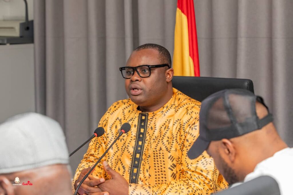 Primature : quatre départements ministériels évalués ce samedi Ce samedi, c’est le ministre de la Santé et de l’Hygiène Publique, accompagné des membres de son Cabinet, qui a été le premier à arpenter les marches du Palais de la Colombe pour se retrouver devant le Comité d'Évaluation. Au sortir des échanges, Dr. Mamadou Pèthè Diallo fait le point : « C’est une sorte de photo instantanée de la période du premier semestre de l’année 2023 qui nous a permis de faire le point sur l’exécution de l’ensemble des actions, des tâches mais aussi de la contribution de notre département aux efforts de réformes institutionnelles engagées par le CNRD et le Gouvernement de la Transition. Ce qui est intéressant à noter, c’est que ceci permet à la redevabilité de récupérer sa place centrale dans l’effort de réforme de la Guinée et de refondation de notre pays ... ». A peine se retirait le ministre de la Santé et de l’Hygiène Publique, celui de la Sécurité et de la Protection Civile dépliait ses dossiers devant le Comité d'Évaluation. Bachir Diallo fait le débriefing non seulement de l’entretien qu’il a eu avec le Comité d'Évaluation mais aussi donne son point de vue sur l’exercice auquel sont soumis les ministres : « Cet exercice est extrêmement important car en tant que membres du Gouvernement, nous sommes tenus aux principes et à l’exigence d’efficacité, d’imputabilité et de reddition des comptes dans le cadre de l’exercice de nos fonctions. C’est le résultat d’un processus maîtrisé, contrôlé qui montre que la Transition est bien gérée sous le leadership de son Excellence, le Chef de l’Etat qui est digne de confiance et qui est digne de présider ce pays ... ». Dans cet extrait qui suit, Rose Pola Pricémou se prononce : « nous avons pu présenter notre bilan semestriel en matière de renforcement de la Gouvernance interne et des EPA, d'exécution budgétaire et de mobilisation des ressources auprès des partenaires dans le cadre de coopération mutuellement avantageuse. Bien de réformes sont en train d’être faites au cours de cette transition, mais il faut les préserver ... ». La journée de ce samedi a été bouclée par la ministre de la Promotion Féminine, de l'Enfance et des Personnes vulnérables. Après son passage devant le Comité d’Evaluation, Madame Aicha Nanette Conté s’exprime : « A travers cet exercice, nous avons compris qu’ensemble on peut arriver à des résultats, mais également, le fait de ne pas pouvoir cerner les contours de certaines situations, font que nous ne pouvons pas aussi atteindre des résultats. Aujourd’hui nous savons exactement le nombre d’indigents dans notre pays. Des actions sont en train d’être menées pour une amélioration des conditions de nos indigents. Également une amélioration de notre travail au sein du département avec une synergie d’action de toutes les directions ». D’autres ministres sont attendus le lundi au Palais de la Colombe par le Comité d'Évaluation. La Cellule de Communication du Gouvernement.