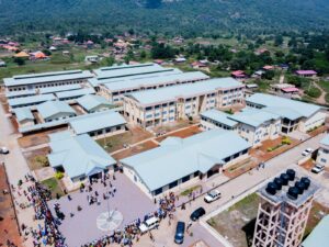 Le Ministre de l'Enseignement Technique, de la Formation Professionnelle et de l’Emploi, Alpha Bacar Barry, a inauguré ce jour l'Ecole Régionale des Arts et Métiers de Dabola. L’évènement a mobilisé outre le ministre et la délégation qui l’accompagne, l’ensemble des autorités administratives et les populations de Dabola. L’infrastructure (ERAM) qui est l'une des huit (8) que compte la République de Guinée est bâtie sur une superficie de 47423 mètres carrés. L’effectif actuel des étudiants est de 300 dont 125 filles. Par ailleurs, l'Ecole Régionale des Arts et Métiers de Dabola est composée de 64 salles de classe pour une capacité d'accueil de 1920 apprenants, 15 ateliers, 8 logements pour l'équipe de la Direction, 8 logements pour les formateurs et autres, 32 chambres d'accueil, une villa pour la Direction. Les filières de formations retenues pour cette année sont : le Froid industriel, la mécanique générale Maintenance, la topographie, l’électricité Industrielle, l’électricité bâtiment, la plomberie Sanitaire, la maçonnerie/carrelage et la menuiserie bois. Pour Mme Djénabou Sylla, Directrice de l’ÉRAM de Dabola, la finalité de l'enseignement technique et de la formation professionnelle est de donner de la compétence technique et professionnelle aux apprenants. Pour y arriver, la mise en place d'un mécanisme de partenariat avec les entreprises de la zone d'implantation de l'ERAM de Dabola est une nécessité. Du côté des formateurs, ils s'engagent à fournir le maximum d'efforts pour donner aux apprenants une formation cohérente et efficiente. De son côté, le maire de Dabola, Aboubacar Sidiki Koulibaly trouve que cette école est un foyer incandescent du savoir, du savoir – faire et du savoir être d'où sortiront des femmes et des hommes de métiers, des ouvriers qualifiés dont le pays a besoin pour son développement. Pour terminer l'événement en beauté, le ministre Alpha Bacar Barry n’a pas manqué de s'adresser aux parents en ces termes : « vous avez désormais l'école qui permettra à vos enfants de s'insérer dans le tissu Socio - économique non seulement de la région de Faranah mais aussi de compter comme étant des ouvriers qualifiés de la République de Guinée. Tout ceci a été rendu possible par la vision de l'homme qui rêve grand pour ce pays et ses enfants et qui estime que pour opérer le processus de refondation de la République de Guinée, il faut massivement investir dans l’éducation ». En outre, le ministre, Alpha Bacar Barry dira que Faranah est une région agricole et pour cela, cette école se tourne résolument vers la transformation de ses ressources. Le développement du capital sera le résultat final de l'investissement mis dans cette école. Notons que l’ERAM de Dabola est baptisé au nom d𝗲 𝗹’𝗮𝗻𝗰𝗶𝗲𝗻 𝗺𝗶𝗻𝗶𝘀𝘁𝗿𝗲 𝗱𝗲 𝗹𝗮 𝗣𝗲̂𝗰𝗵𝗲 𝗱𝗲 𝟭𝟵𝟴𝟵 𝗮̀ 𝟭𝟵𝟵𝟮, 𝗗𝗿 𝗠𝗮𝗺𝗮𝗱𝗼𝘂 𝗕𝗵𝗼𝘆𝗶 𝗕𝗮𝗿𝗿𝘆. La cellule de Communication du Gouvernement