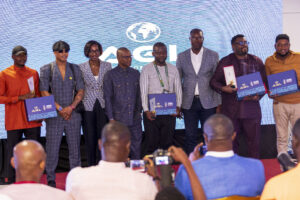 Africa Global Logistics (AGL), partenaire de la Section Afrique de l’Association Internationale de la Presse Sportive (AIPS Afrique), a participé le 25 janvier 2024, à la maison de la presse, à Abidjan, à la cérémonie de distinction des meilleurs journalistes sportifs africains, à travers le Prix « AIPS Afrique 2023 », un événement qui a révélé le talent et la diversité du journalisme sportif africain. À l’occasion de cette cérémonie organisée en marge de la 34è édition de la Coupe d’Afrique des Nations (CAN) qui se tient en Côte d’Ivoire, et conformément à ce qu’avait annoncé l’entreprise au lancement de ce prix le 12 janvier 2024, quatre lauréats dans les catégories Presse écrite, Web, Télévision et Radio ont été distingués, sur 67 participants de 19 pays africains. (...) Contacts Presse : Rachel Hounsinou, Responsable Relation Medias– AGL rachel.hounsinou@aglgroup.com M.+33 (0) 6 43 27 16 91 Fode DIAOUNE, Responsable Communication & RSE- AGL Guinée fode.diaoune@aglgroup.com - +224 621 08 92 22 A propos d’Africa Global Logistics (AGL) AGL (Africa Global Logistics) est le premier opérateur logistique multimodal (portuaire, logistique, maritime et ferroviaire) en Afrique. L'entreprise fait désormais partie du groupe MSC, une entreprise leader dans le transport maritime et la logistique. Avec une expertise développée depuis plus d'un siècle et plus de 23 000 collaborateurs dans 49 pays, AGL fournit à ses clients africains et mondiaux des solutions logistiques complètes, personnalisées et innovantes, avec l'ambition de contribuer durablement à la transformation de l'Afrique. AGL est également présent en Haïti et au Timor. La Confédération Africaine de Football (CAF) a conclu un accord avec Africa Global Logistics (AGL), la désignant comme le fournisseur logistique officiel de la CAF