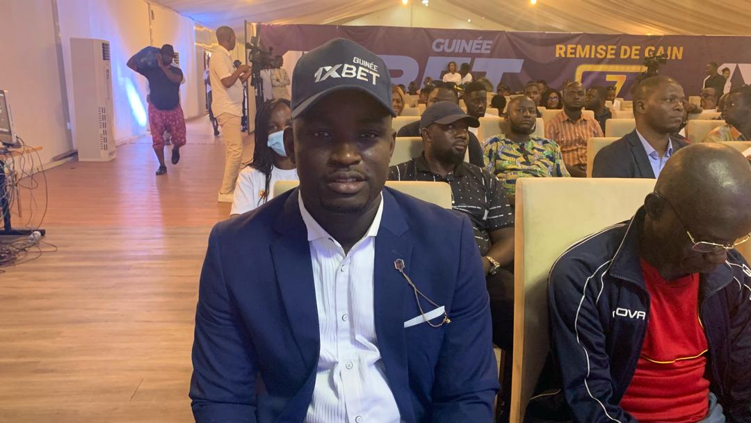 Conakry: 1xbet remet le chèque des sept milliards au parieur Mamadi Camara 