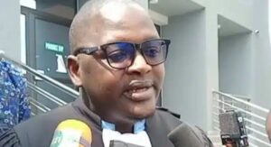 Le procès des événements douloureux du 28 septembre 2009 se poursuit ce mardi 19 mars 2024 devant le tribunal criminel de Dixinn délocalisé à la Cour d’appel de Conakry. Les avocats de la défense ont toujours la parole pour soutenir leurs courriers réponses suite aux réquisitions faites par le ministère public demandant au tribunal de requalifier les faits poursuivis dans le dossier en des crimes contre l’humanité. Maître Kaba Chérif, avocat de Mamadou Aliou Keïta dès sa prise de parole a fait savoir que selon lui, ces réquisitions constituent une violation du serment de la magistrature. « Pendant que vous n’avez même pas examiné toutes ses dépositions, vous n’avez même pas examiné les pièces à votre disposition on vous parle de requalifier les faits. Nous de la défense, nous sommes convaincus que le ministère public n’a rien contre nos clients, il estime que toutes ces demandes sont déjà recevables devant votre juridiction. Nous sommes quand mème frustrés car la plupart de nos demandes ont été rejetées… monsieur le président n’acceptez pas de tomber dans ce piège » a t-il plaidé. « Je suis abasourdi et je suis écœuré en lisant ces réquisitions parce qu’en les lisant monsieur le président, vous avez du mal à comprendre ce que le ministère public recherche réellement. Dans ma compréhension après lecture je suis sûr et certain que le ministère public a une visée subjective qu’il ne vous dévoile pas. Ces réquisitions n’en sont pas des réquisitions. Est-ce que ces réquisitions du ministère public n’est pas une manière de gagner en temps pour créer d’autres surprises? Est-ce que ce n’est pas une manière pour faire venir d’autres personnes mais je n’ai pas de certitude? Si vous acceptez ces réquisitions du ministère public, cela signifie la condamnation de nos clients. Vous n’avez pas à les suivre et je reste convaincu que vous n’allez pas suivre ce ministère public » a t-il déclaré. L´audience se poursuit. Aliou Diaguissa Sow 627 51 44 41