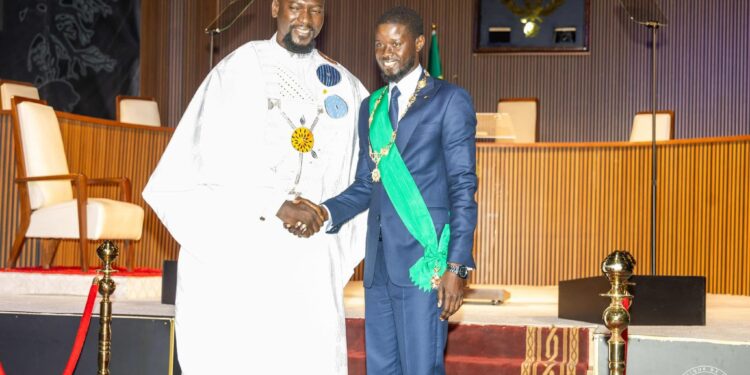Investiture du Président Bassirou Diomaye Faye : le Président Général Mamadi Doumbouya, invité prestigieux, ovationné et adulé par l'auditoire