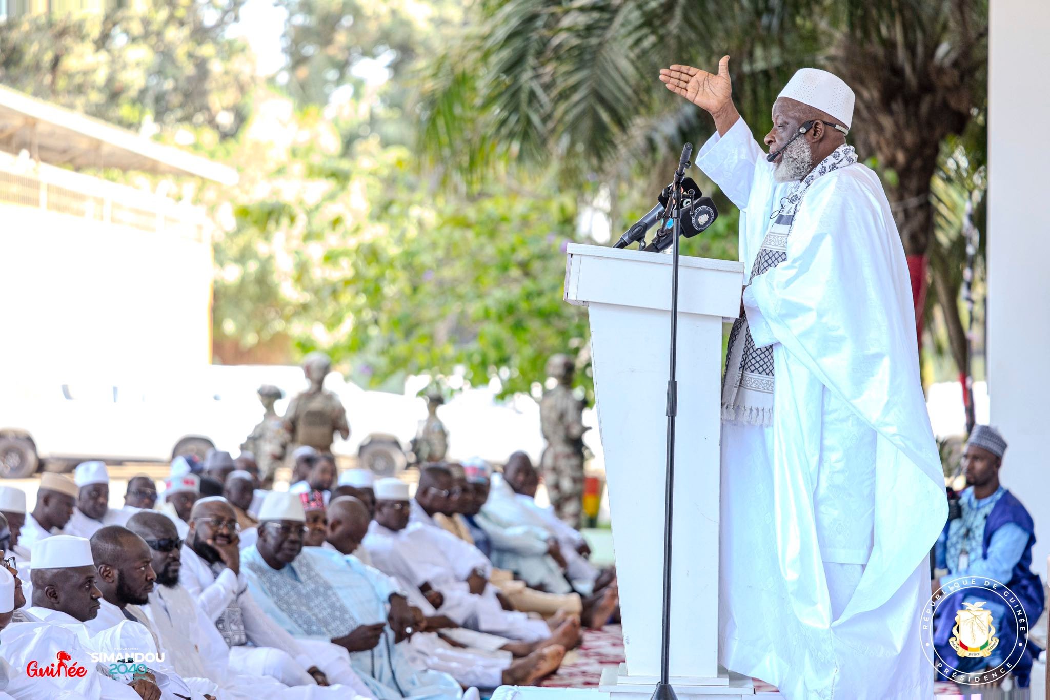 Palais Mohamed V: le chef de l'Etat accompli son devoir religieux 