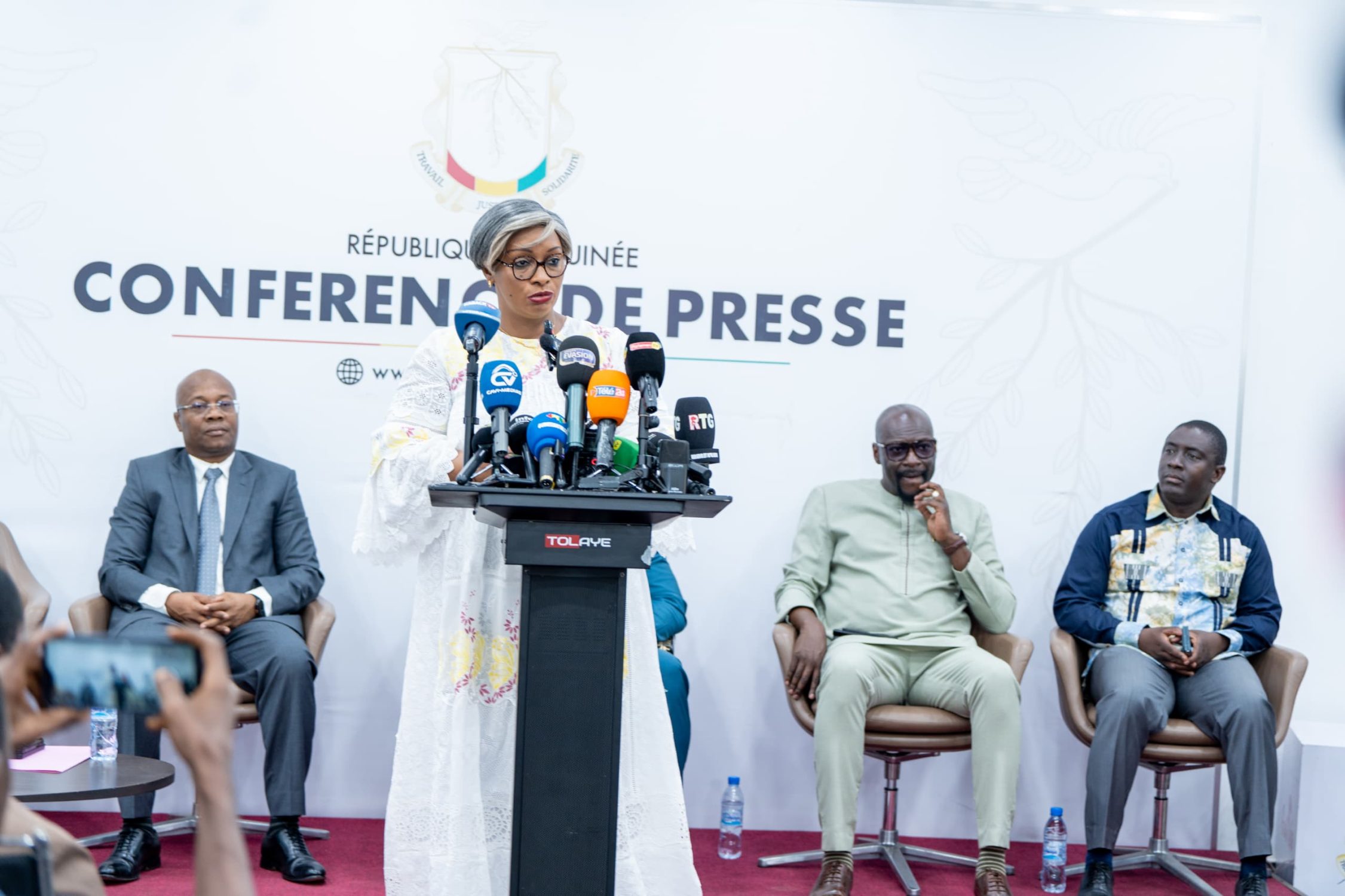 En marge d'une conférence de presse co-animée par le porte-parole du gouvernement et la directrice nationale des affaires politiques et de l'administration électorale, une question a été soulevée concernant un éventuel changement dans l’ordre des élections, qui pourraient désormais débuter par la présidentielle avant les scrutins locaux. En réponse, Madame Camara Djenabou Touré a précisé que l’ordre des élections n’est pas déterminé par une loi, mais plutôt par une analyse de faisabilité menée par un service compétent.