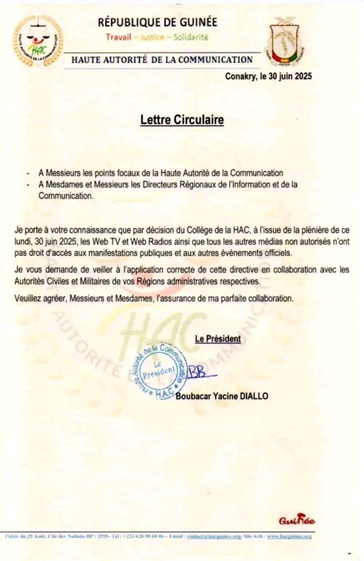 Interdiction d’accès des médias non autorisés aux événements officiels : la HAC serre la vis Dans une lettre circulaire datée de ce lundi 30 juin 2025, le président de la Haute Autorité de la Communication (HAC), Boubacar Yacine Diallo, a instruit les directeurs régionaux de l’information et de la communication ainsi que les points focaux de l’institution de refuser l’accès aux manifestations publiques et événements officiels à tous les médias non autorisés, en particulier les Web TV et Web radios. La décision, selon la note a été prise à l’issue d’une plénière tenue ce lundi à Conakry au sein du collège de la HAC. « Les Web TV et Web Radios ainsi que tous les autres médias non autorisés n'ont pas droit d'accès aux manifestations publiques et aux autres évènements officiels », stipule la circulaire. 