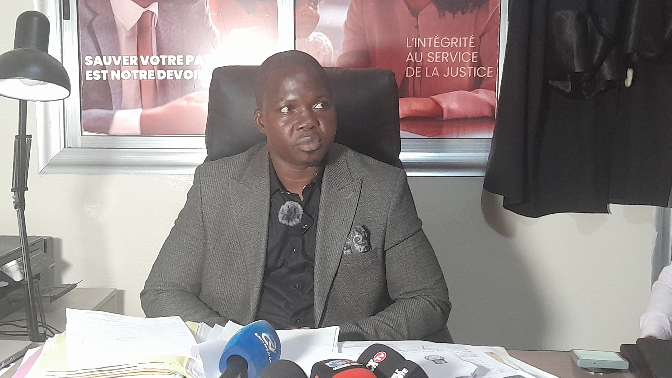 À travers un point de presse organisé ce vendredi 13 juin 2025 à son cabinet à Dixinn Terrasse, Maître David Béavogui, avocat des héritiers de feu Soryba Soumah, a dénoncé ce qu’il qualifie de « double expropriation »