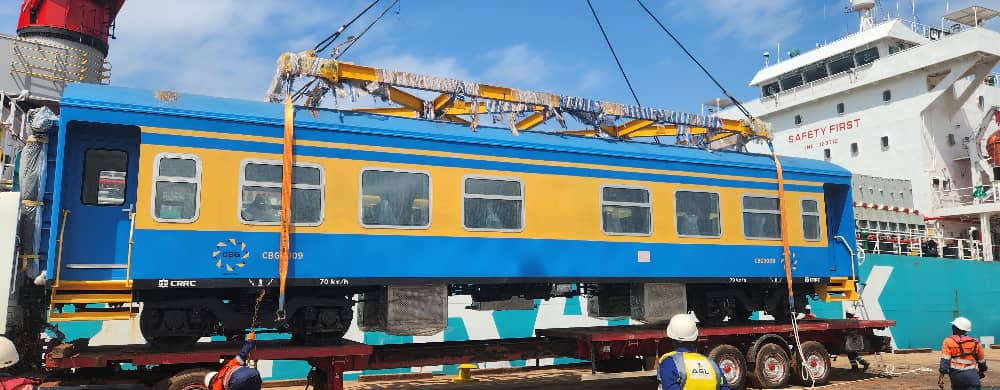 Africa Global Logistics (AGL) Guinée annonce avoir mené avec succès, du 23 au 24 juin 2025, une opération de manutention exceptionnelle et de transport de 25 équipements ferroviaires au profit de la Compagnie des Bauxites de Guinée (CBG), dans le cadre du renforcement de sa logistique ferroviaire pour le compte du Projet Multi-Utilisateurs du Chemin de Fer de Boké (CFB). Cette opération s’est déroulée au port de Kamsar et a été exécutée avec rapidité, professionnalisme et dans le strict respect des normes de sécurité internationales, à la grande satisfaction du client. Les équipements manutentionnés comprennent : 🔹 10 wagons plateaux pour le transport de matériels, 🔹 10 wagons à ballast pour l’entretien et la maintenance des voies ferrées, 🔹 4 voitures voyageurs 🔹 1 collecteur de bagages, destinées au transport de biens et de personnes et 4 caisses de pièces de rechange pour le maintien des équipements en question (...) Contacts Presse : Fode Diaouné, Responsable Régional Communication & RSE Guinée - Sierra Leone - Libéria fode.diaoune@aglgroup.com – T +224 621 08 92 22 A propos d’AGL Guinée et de Conakry Terminal AGL Guinée est un acteur majeur des solutions logistiques, de transport et de transit en Guinée. Conakry Terminal est l’opérateur du terminal à conteneurs du Port Autonome de Conakry depuis 2011. Avec leurs 739 collaborateurs répartis entre les sites de Conakry et de Kamsar, AGL Guinée et Conakry Terminal contribuent au développement socioéconomique de la Guinée à travers leurs activités, mais aussi via la formation de leurs collaborateurs. Ces deux entités mènent par ailleurs une politique sociétale au bénéfice des populations guinéennes qui se traduit chaque année par la réalisation de nombreuses actions solidaires.