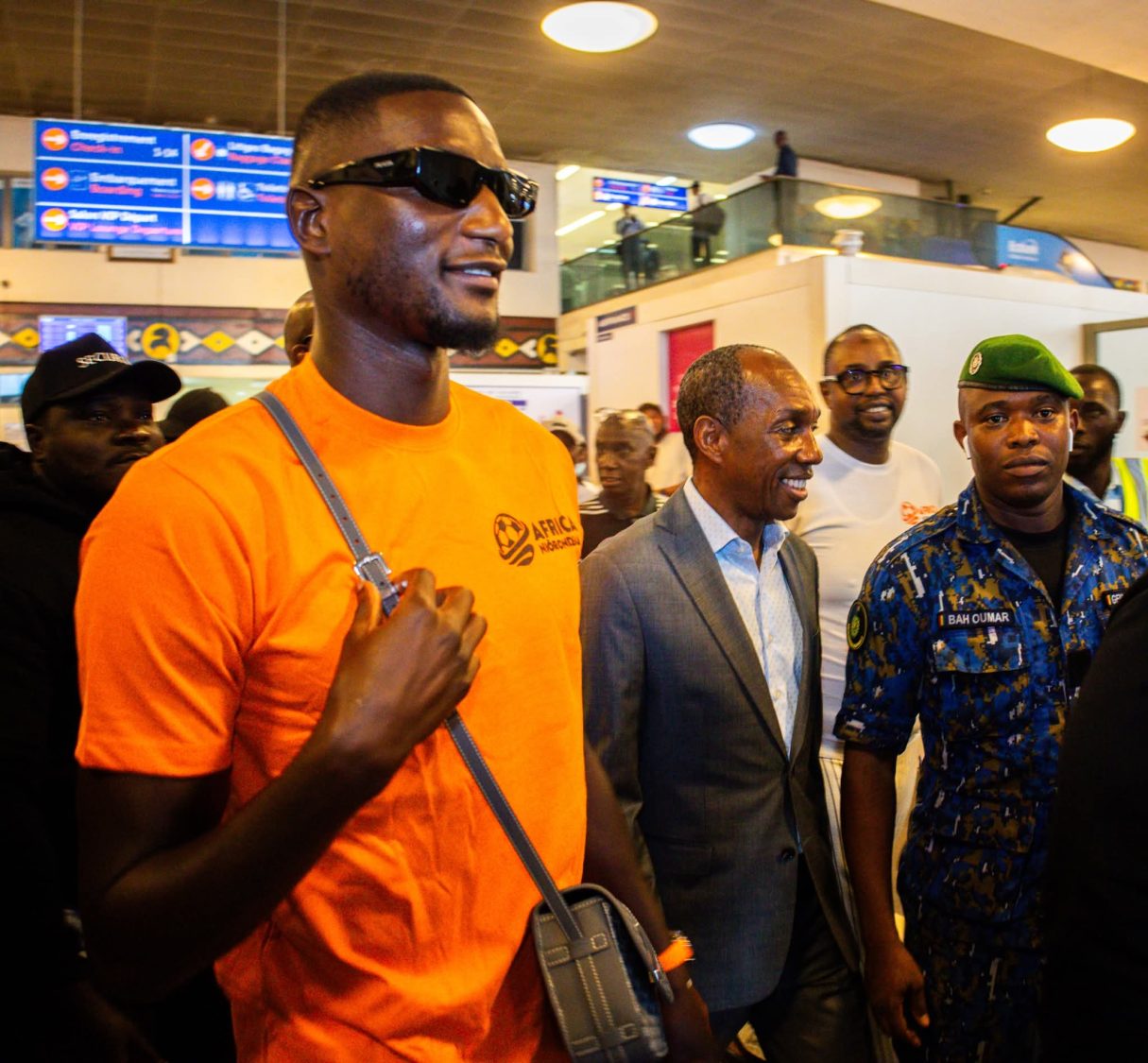 Serhou Guirassy à sa descente de l’avion à Conakry : « Je suis venu me ressourcer… avec toute mon équipe pour lancer mon association Africa Niorondema. »