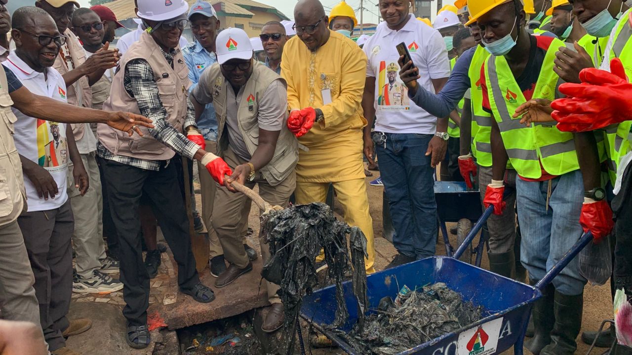 Communes de Matam et Dixinn : Lancement d’une vaste campagne de curage des caniveaux par l’AGETIPE et l’AGEROUTE pour prévenir les inondations