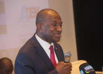 Littérature : Dédicace à Conakry de l’ouvrage intitulé « Comprendre pour agir avec mesure et détermination » de Kabiné Komara, ancien Premier ministre guinéen