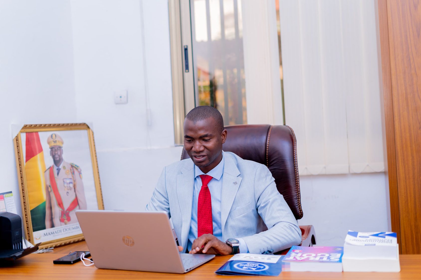 Au 39ᵉ 𝑺𝒐𝒎𝒎𝒆𝒕 𝒅𝒆 𝒍’𝑼𝒏𝒊𝒐𝒏 𝒂𝒇𝒓𝒊𝒄𝒂𝒊𝒏𝒆, 𝒍𝒆 𝑷𝒓é𝒔𝒊𝒅𝒆𝒏𝒕 𝑮𝒖𝒊𝒏é𝒆𝒏 𝑴𝒂𝒎𝒂𝒅𝒊 𝑫𝒐𝒖𝒎𝒃𝒐𝒖𝒚𝒂 𝒇𝒂𝒄𝒆 à 𝒍’é𝒑𝒓𝒆𝒖𝒗𝒆 𝒅𝒆 𝒍𝒂 𝒔𝒐𝒖𝒗𝒆𝒓𝒂𝒊𝒏𝒆𝒕é é𝒄𝒐𝒏𝒐𝒎𝒊𝒒𝒖𝒆