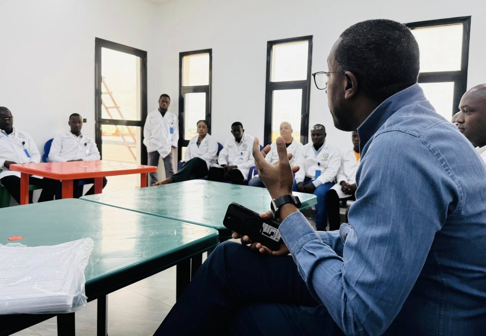 Après la réussite luisante de la toute première intervention cardiaque réalisée le week-end dernier par le Centre cardio-diagnostic Général Mamadi Doumbouya de Kankan, le Directeur général de la Caisse nationale de sécurité sociale (CNSS) a adressé un message aux équipes dudit centre. Bakary Sylla leur a particulièrement rendu hommage et n’a fait mystère de sa joie de voir le centre Général Mamadi Doumbouya s’affirmer ainsi comme un modèle d’excellence en cardiologie interventionnelle. Lisez ! Chères équipes du Centre Cardio-Diagnostic Mamadi Doumbouya de Kankan, C’est avec une immense fierté et une profonde gratitude que je me tiens devant vous ce matin pour vous adresser mes vives félicitations suite à la réussite remarquable de la toute première intervention cardiaque réalisée le week-end dernier ici à Kankan. À travers cette opération couronnée d’un excellent résultat, vous venez non seulement de sauver une vie, mais également de démontrer la montée en puissance du Centre Cardio-Diagnostic inauguré il y a à peine quelques semaines. Cette intervention marque une étape décisive dans l’histoire des soins spécialisés dans notre pays. Elle témoigne clairement de l'engagement du Président de la République, le Général Mamadi Doumbouya, à faire du bien-être des populations une priorité de l’action publique, en impulsant notre développement à travers notamment le pilier social de la gouvernance du CNRD. Grâce à notre engagement collectif, à votre compétence technique et à votre sens aigu du devoir, le Centre Cardio-Diagnostic Général Mamadi Doumbouya s’affirme déjà comme un modèle d’excellence en cardiologie interventionnelle au service de toutes et de tous. À vous, médecins, infirmiers, techniciens, agents et tout le personnel mobilisé autour de cette réussite : bravo et merci. Vous êtes les artisans d’une Guinée plus juste, plus forte et plus proche de ses citoyens. Poursuivons ensemble cette dynamique ambitieuse et salutaire pour notre nation. Avec toute mon admiration. Bakary Sylla, DG CNSS