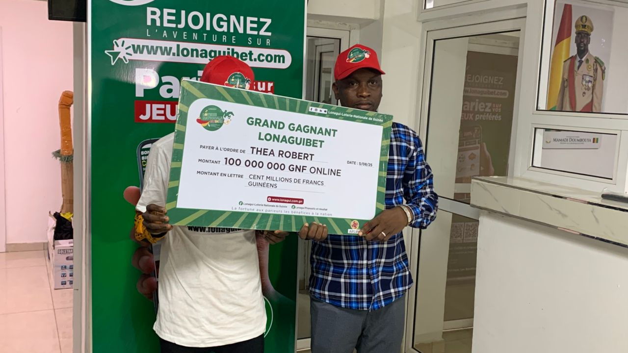 Après avoir remis le chèque à l'heureux gagnant, Elhadj Salah Sidibé, responsable de la promotion et publicité à la Lonagui évoque la particularité de cette remise par aux présentes.