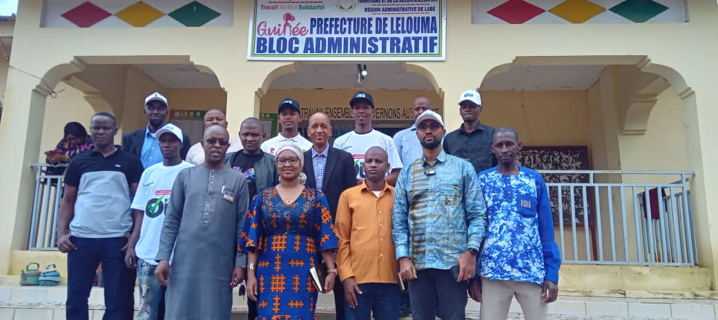 Devant la direction préfectorale des élections après les échanges