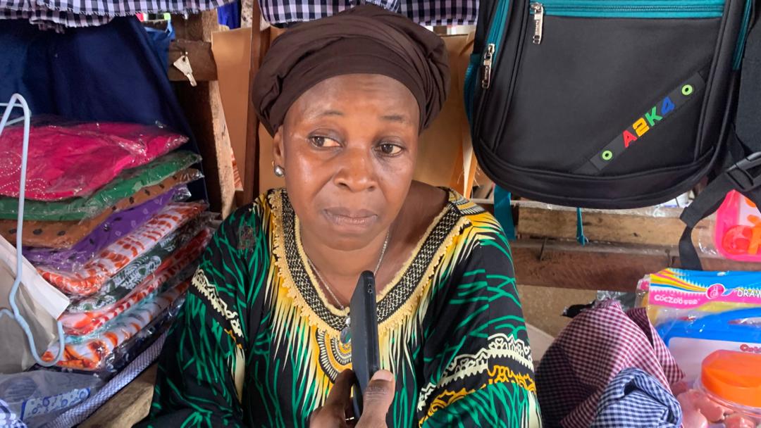 Marché de Matoto : les vendeuses de fournitures scolaires expriment leurs inquiétudes face au manque de clients