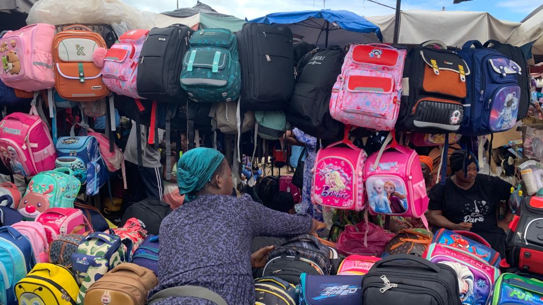 Marché de Matoto : les vendeuses de fournitures scolaires expriment leurs inquiétudes face au manque de clients