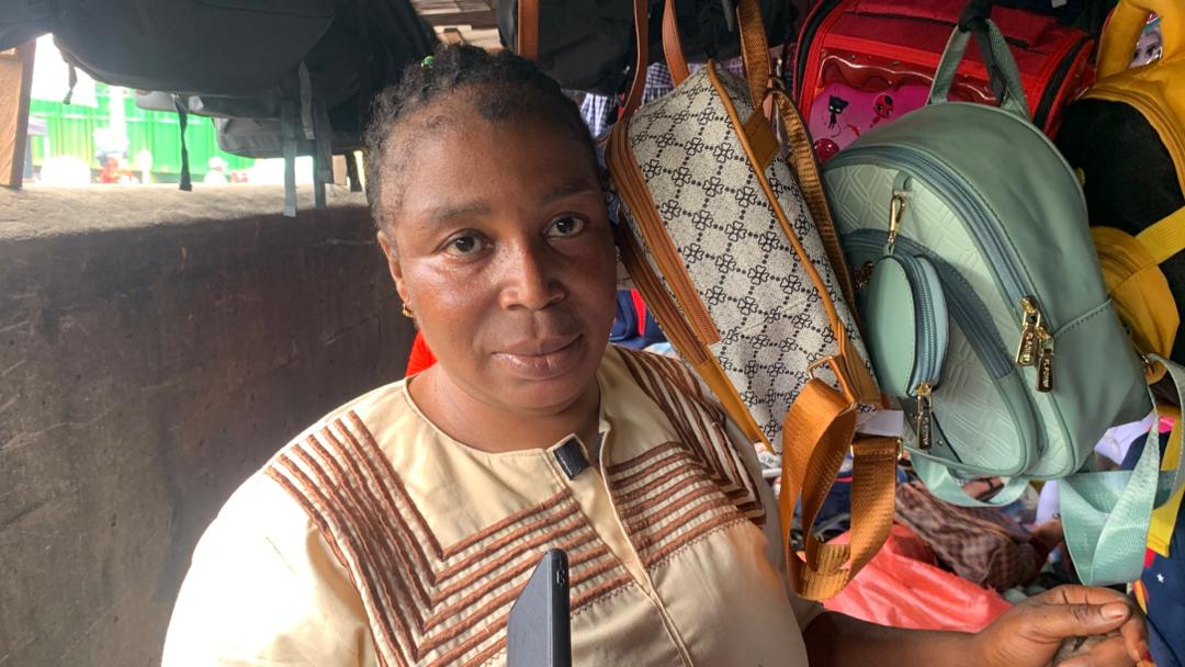 Marché de Matoto : les vendeuses de fournitures scolaires expriment leurs inquiétudes face au manque de clients