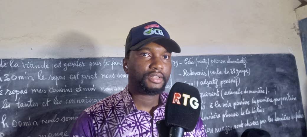 Voici une version corrigée et fluide de ton texte, tout en restant fidèle aux propos : --- ### Lelouma : la mission de la campagne référendaire poursuit ses activités dans plusieurs localités À l’approche du référendum du 21 septembre 2025, les campagnes de sensibilisation s’intensifient sur le terrain. Ce mardi 9 septembre, la mission de la campagne référendaire a sillonné plusieurs localités de **Lelouma**, sous la présidence du ministre du Tourisme et de l’Hôtellerie, **Mohammad Abdoulaye Diallo**, président du directoire préfectoral. La délégation comprenait notamment **Madame Adama Garanké Diallo**, conseillère du Premier ministre et cheffe de mission, le chef de cabinet du ministère du Tourisme, le directeur général adjoint de la Recherche scientifique ainsi que des autorités locales. Ensemble, ils ont visité deux sous-préfectures et un district pour inviter les habitants à retirer leurs cartes d’électeurs et à voter en faveur du projet de nouvelle Constitution. Dans le district de **Ley Hôlo** (sous-préfecture de Korbé), localité d’origine de la conseillère du Premier ministre, une forte mobilisation a été réservée à la délégation. Dans son discours, **Madame Adama Garanké Diallo** a souhaité une participation massive : > « Je vous invite à adhérer à la Constitution, qui est la loi fondamentale de notre vivre-ensemble. Retirez vos cartes d’électeurs et allez voter. Je souhaite que 100 % des cartes soient retirées, 100 % utilisées et que tous les votes soient OUI. Disons OUI à la nouvelle Constitution, OUI à notre pays, OUI à notre avenir et OUI à l’avenir de nos enfants. » Au nom du président du directoire, le chef de cabinet du ministère du Tourisme, **Hamidou Bah**, a salué la mobilisation des citoyens de Korbé et rappelé les objectifs de la mission : > « Il vous reste deux choses à faire : d’abord, récupérer vos cartes d’électeurs au plus vite. Environ 50 % des cartes seulement ont été retirées à Korbé. Ensuite, le jour du vote, restez concentrés. Nous serons là uniquement pour voter et cocher une seule case : celle du OUI. » Il a également insisté sur la nécessité de voter correctement afin d’éviter les bulletins nuls : > « Une fois que vous avez coché, assurez-vous que le bulletin ne soit pas considéré comme invalide. Ne le repliez pas de l’intérieur pour éviter les taches d’encre. Si besoin, repliez-le de l’extérieur pour protéger la case du OUI. » Les sages de la préfecture ont exprimé leur satisfaction et formulé des doléances, notamment le bitumage de la route **Popodara–Lelouma**, la construction d’écoles et la valorisation des sites touristiques. Après **Korbé**, la mission a été accueillie à la mairie de **Diountou**, une autre sous-préfecture de Lelouma. Là encore, les habitants, venus nombreux, ont échangé avec la délégation et réaffirmé leur engagement en faveur du OUI. > « Cette Constitution nous ressemble et nous rassemble. Elle définit comment les citoyens et les gouvernants doivent interagir, comment les comptes publics seront gérés, comment nos enfants auront accès à l’éducation et comment nous serons libres et égaux dans ce pays qui nous appartient à tous. Ne restons pas en marge. Retirons nos cartes, allons voter et surtout votons OUI », a déclaré la cheffe de mission, sous les applaudissements de la foule. ✍️ **Mamadou Macka Diallo** 📞 666 660 366 --- Veux-tu que je fasse aussi une **version courte type “alerte info”** pour les réseaux sociaux, avec seulement les points clés (localité, mission, appel au OUI) ?