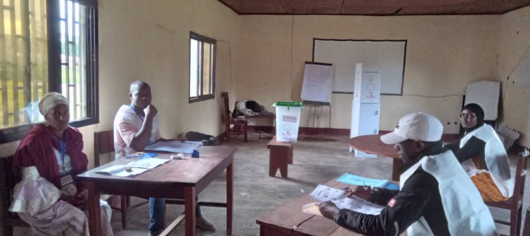 élections, scrutin référendaire, constitution, vote, Lelouma, Guinée, bureaux de vote, électeurs, participation citoyenne