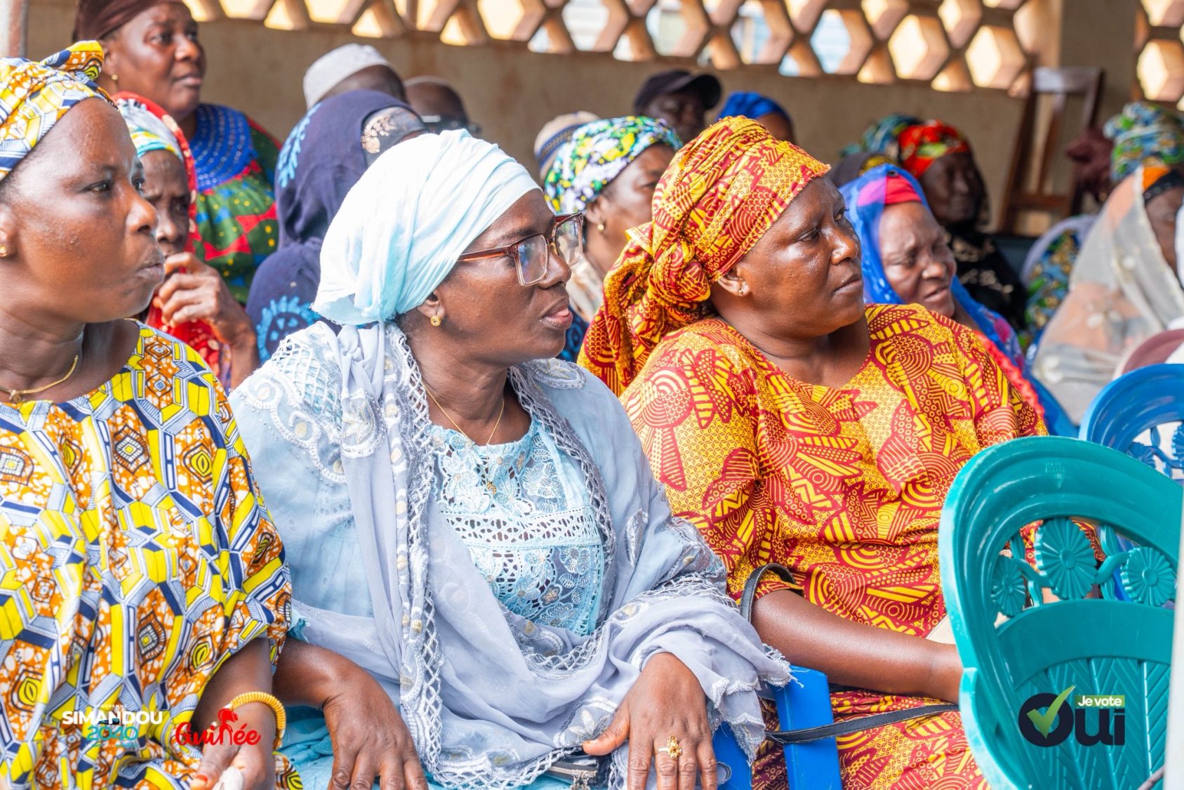 Ce mercredi, 10 septembre 2025, la coordination préfectorale de Fria en faveur du Oui lance officiellement sa campagne sous les auspices du ministre Fana Soumah. 24 heures avant, plusieurs actions de terrain sont à noter. Dans cette ville d’alumine qui abrite la société RUSAL, le Directeur Général de la Caisse Nationale de Sécurité Sociale (CNSS), par ailleurs fils ressortissant de la préfecture, a rencontré les personnes retraitées avant de communier avec la jeunesse autour d’un match de football en présence du Préfet et d’autres personnalités. A Fria, comme partout ailleurs, deux défis majeurs fondamentaux sont à relever. C’est d’abord le retrait des cartes d’électeur et l’identification des bureaux de vote pour espérer un taux de participation souhaité. Ensuite, le jour du referendum, obtenir une victoire du Oui en faveur de l’adoption du projet de constitution. Le Directeur Général de la Caisse Nationale de Sécurité Sociale (CNSS) a particulièrement insisté sur la nécessité de relever les deux défis pour que Fria affiche les meilleurs résultats. «Le lancement se fera demain mais ce qu’on peut vous dire d’ores et déjà, c’est que chacun n’a retirer sa carte d’électeur parce que pour voter, il faut avoir sa carte d’électeur. Demain, vous suivrez la démonstration pour savoir comment voter pour que votre vote ne soit pas nul», a déclaré Bakary Sylla, dans la langue du terroir. 
