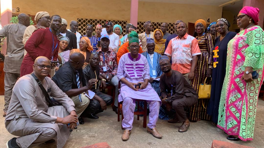 Amicale Koto Barry, lycée Léopold Sédar Senghor, Yimbayah, don de matériel, anciens élèves, Malick Marcel Bangoura, Makémé Bamba, Abdoulaye Barry, Sékouba Oularé, Sékou Kaba, Abdoul Karim Bangoura, Matoto, éducation, enseignement pré-universitaire, solidarité, engagement citoyen, Guinée, actions sociales, amélioration des conditions d’apprentissage, reconnaissance, anciens élèves guinéens